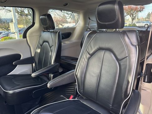 Used 2022 Chrysler Pacifica Limited image 22