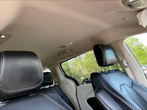Used 2023 Chrysler Pacifica Touring-L FWD image 21