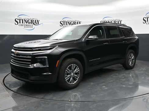 Used 2025 Chevrolet Traverse LT w/ Driver Confidence Package AWD/4WD image 3