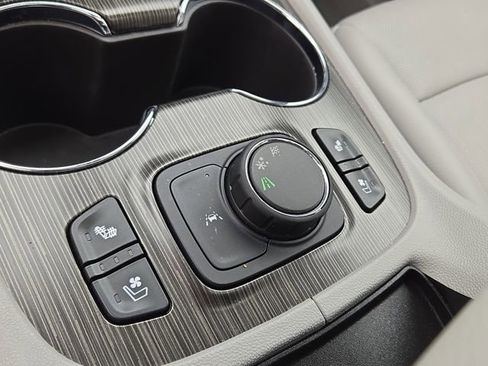 Used 2023 GMC Acadia SLT w/ Preferred Package FWD image 17