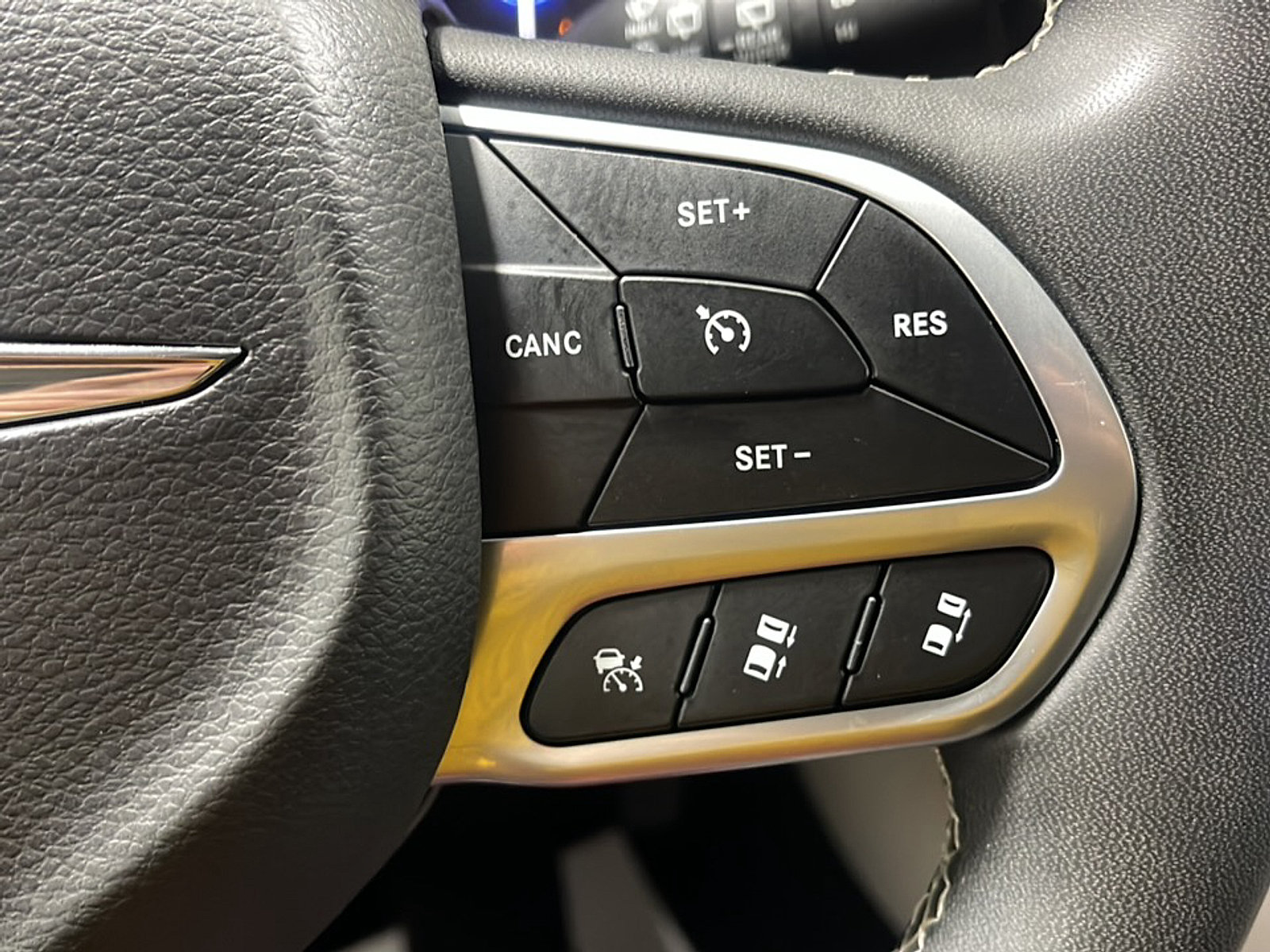 Used 2024 Chrysler Pacifica Touring-L FWD image 7