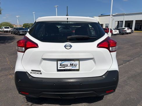 Used 2020 Nissan Kicks S image 4