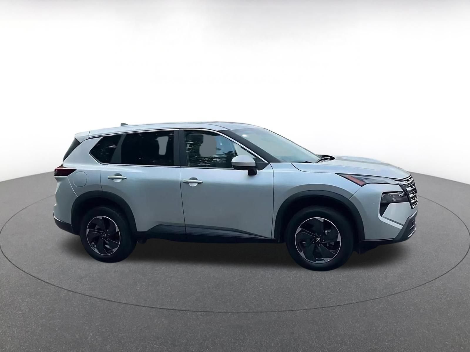 Used 2025 Nissan Rogue SV AWD/4WD image 2