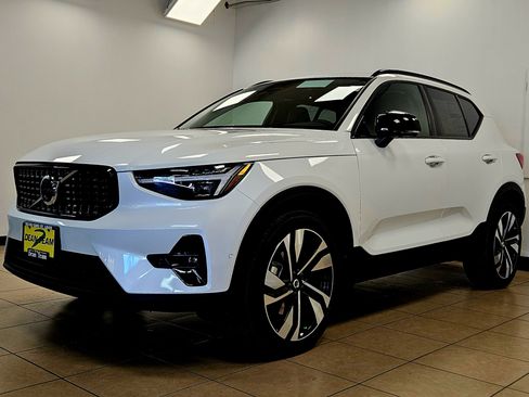 New 2026 Volvo XC40 B4 Plus w/ Climate Package image 4