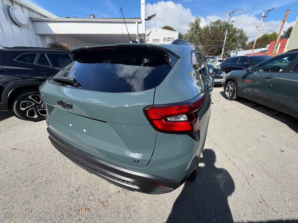 New 2026 Chevrolet Trax LT w/ Midnight Edition FWD image 5