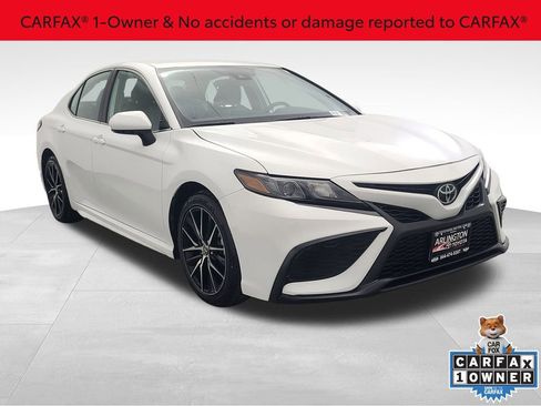 Used 2024 Toyota Camry SE image 3