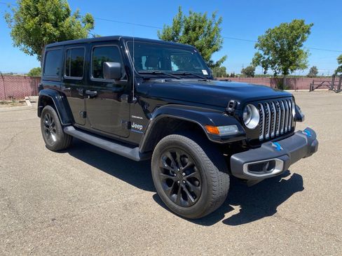 Used 2023 Jeep Wrangler Unlimited Sahara w/ Cold Weather Group AWD/4WD image 3
