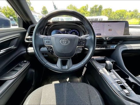Used 2023 Toyota Crown AWD/4WD image 5