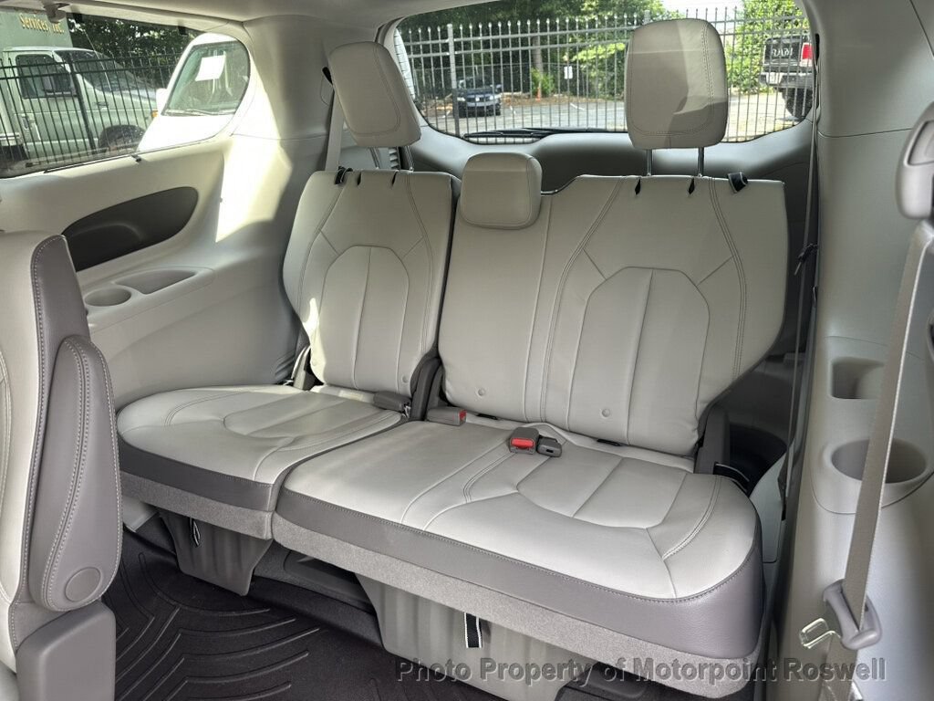 Used 2017 Chrysler Pacifica Touring-L FWD image 16