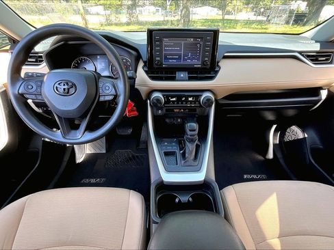 Used 2021 Toyota RAV4 LE image 7