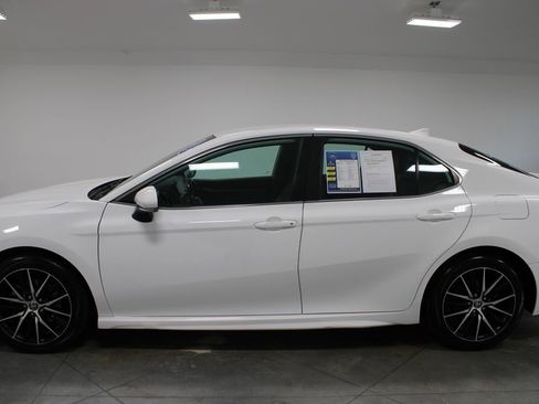 Used 2022 Toyota Camry SE FWD image 6