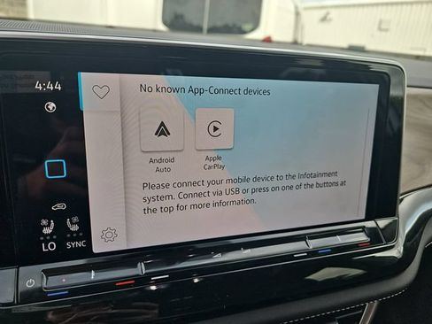Used 2025 Volkswagen Atlas SE FWD image 17