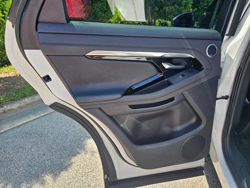 Used 2020 Land Rover Range Rover Evoque SE image 32