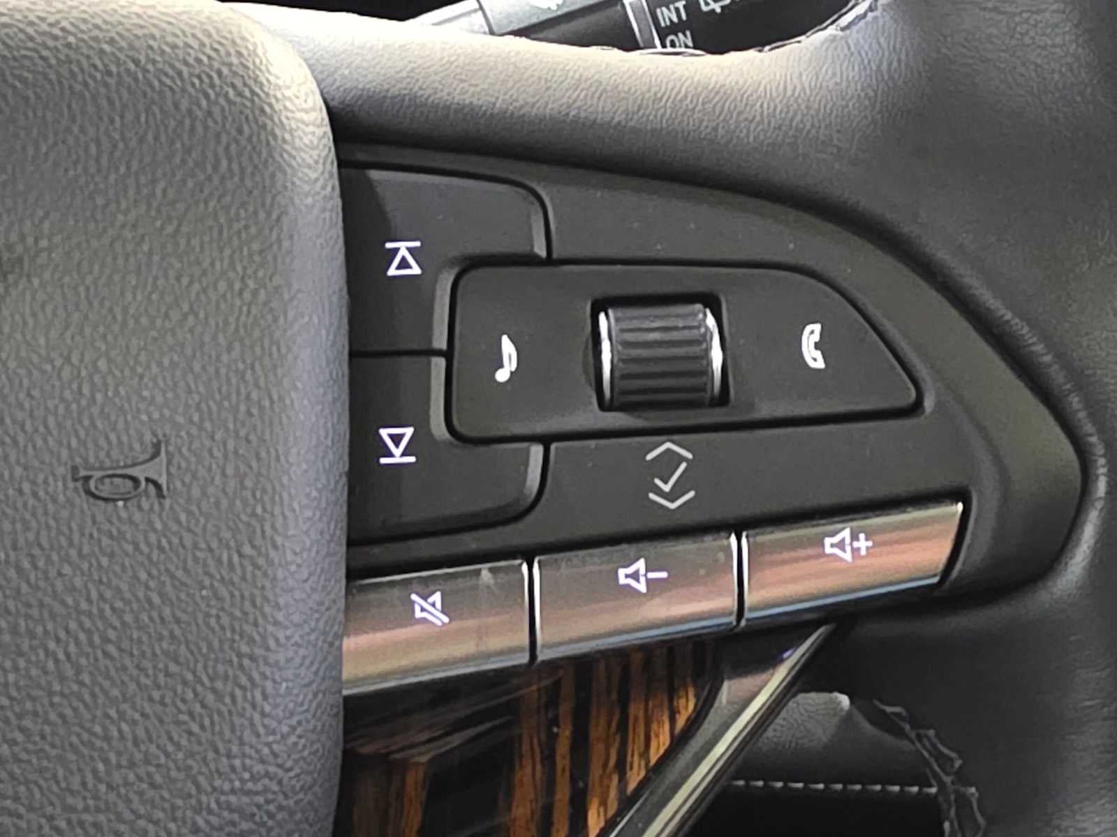 Certified 2024 Cadillac Escalade Premium Luxury w/ Performance Package AWD/4WD image 32