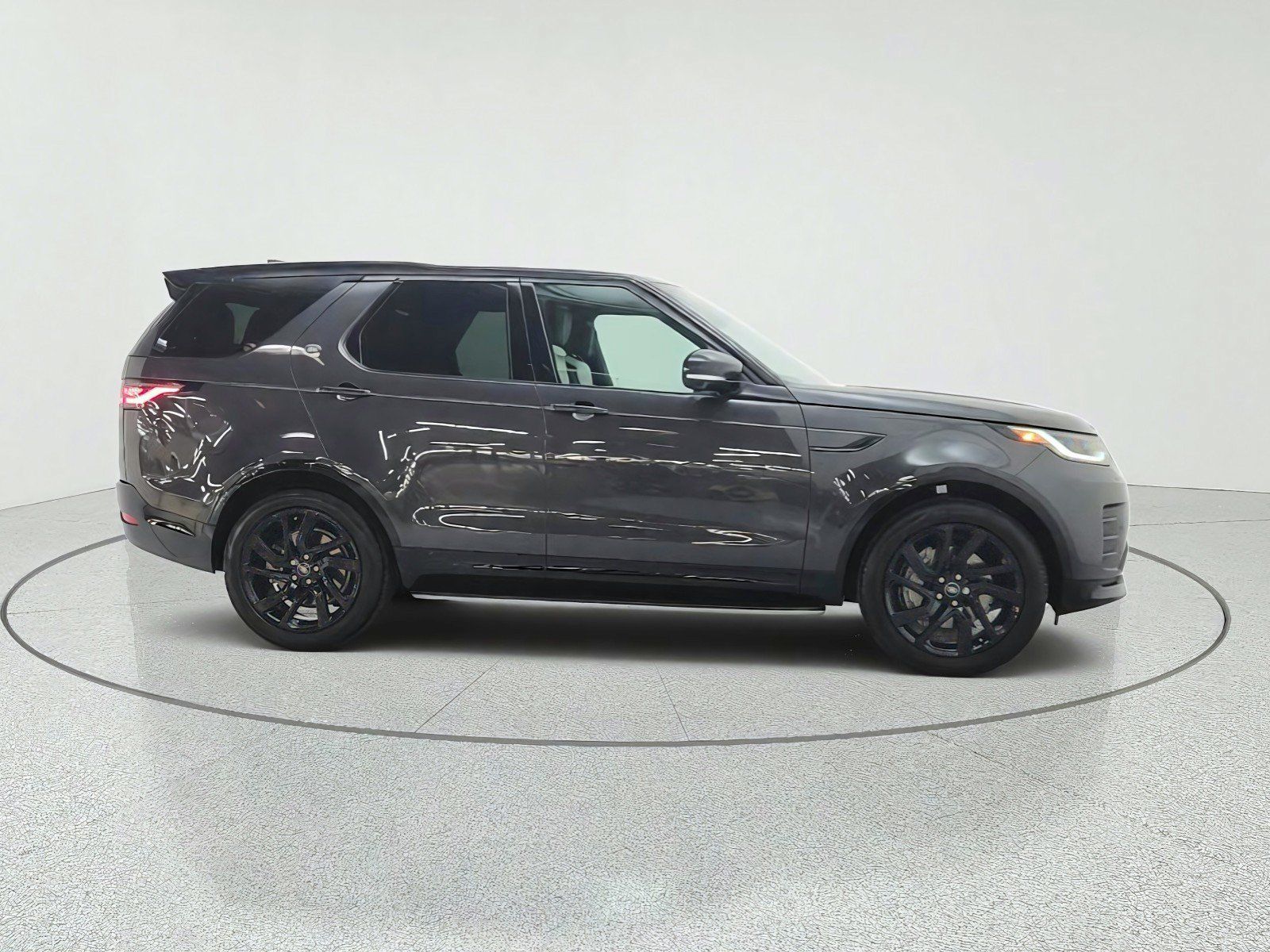 Used 2024 Land Rover Discovery Dynamic SE AWD/4WD image 4
