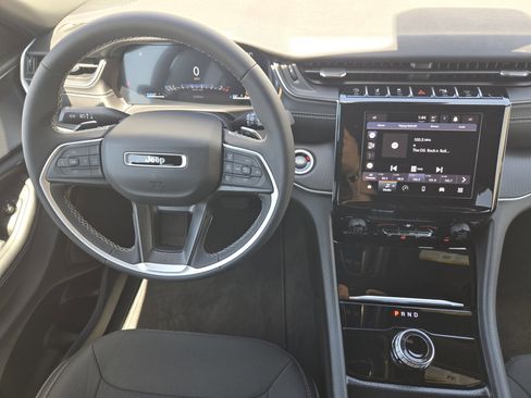 Used 2025 Jeep Grand Cherokee Laredo X RWD image 30