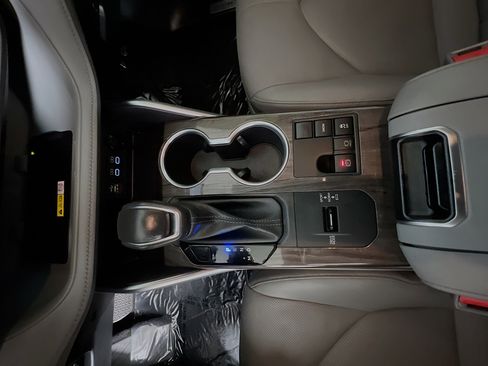 Used 2023 Toyota Highlander Limited FWD image 25