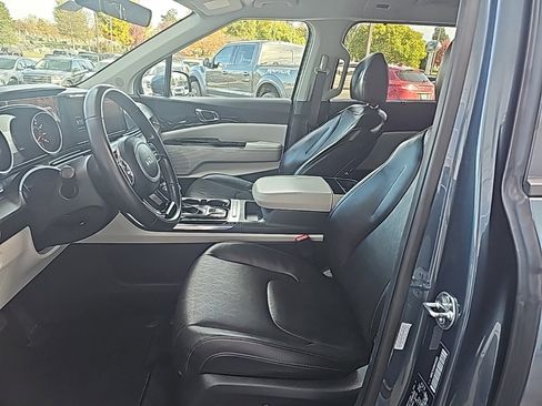 Used 2024 Kia Carnival EX image 9
