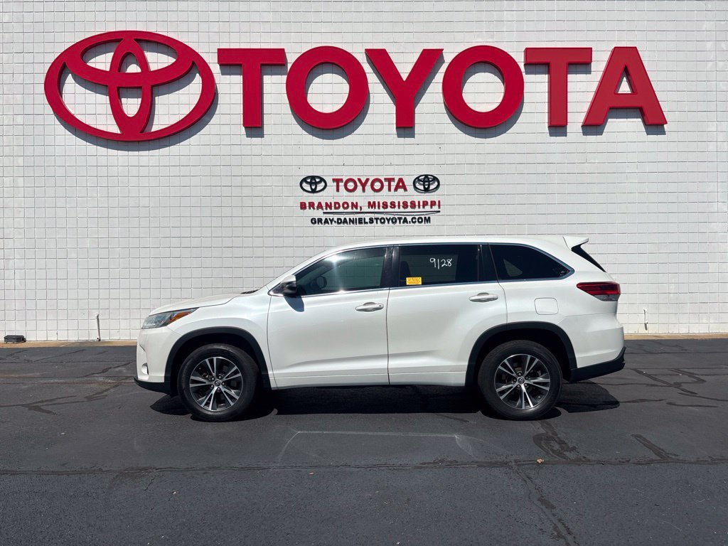 Used 2017 Toyota Highlander LE FWD image 4