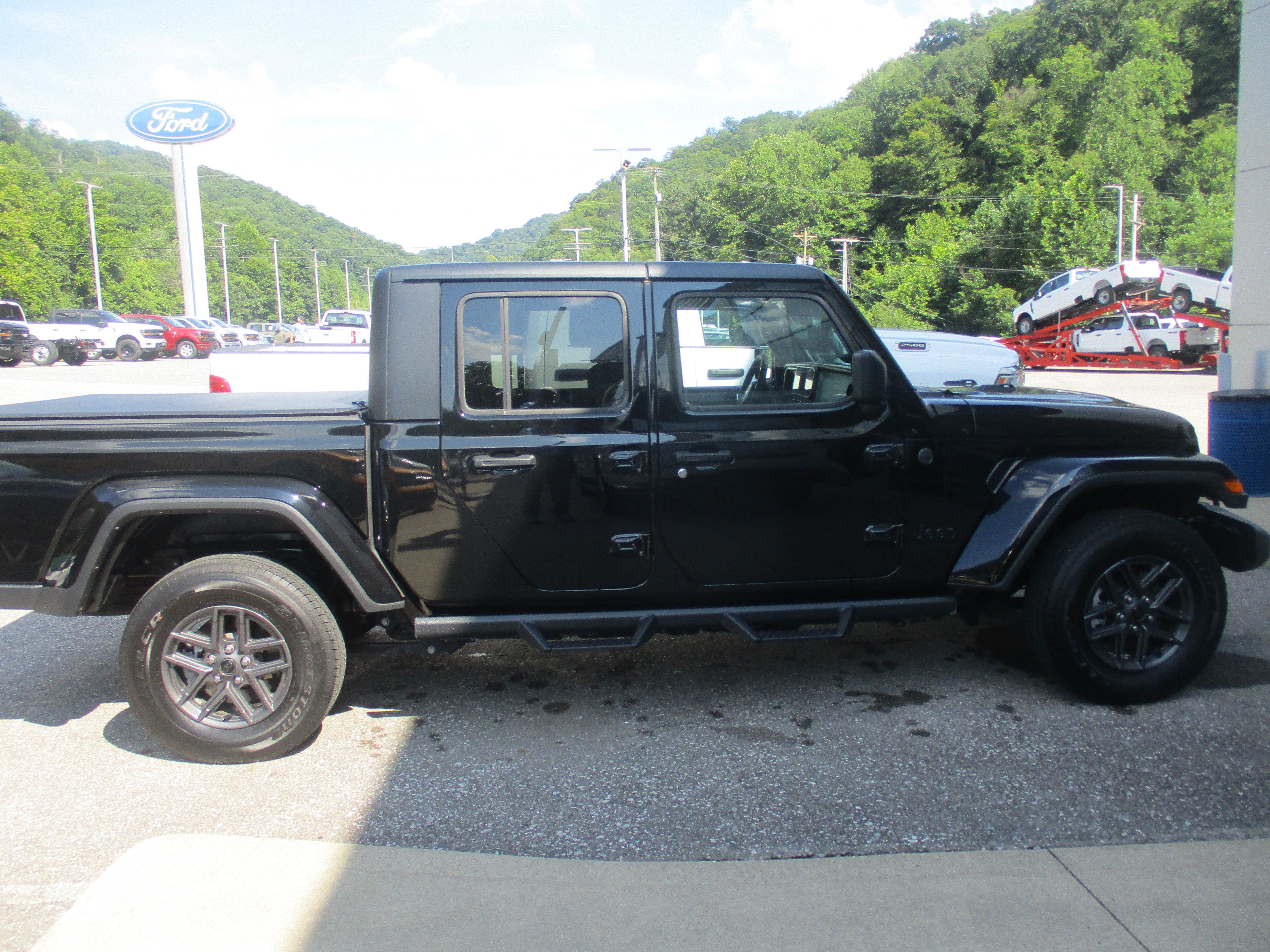 Used 2025 Jeep Gladiator Sport AWD/4WD image 3