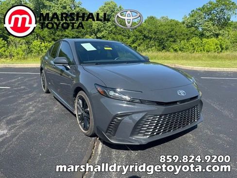 Used 2025 Toyota Camry SE w/ Convenience Package FWD image 1