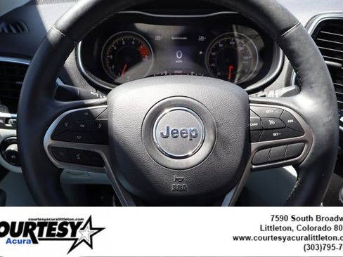 Used 2019 Jeep Cherokee Limited w/ Luxury Group AWD/4WD image 10
