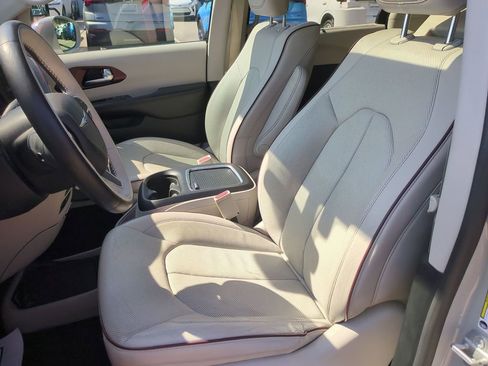Used 2019 Chrysler Pacifica Limited w/ Tire & Wheel Group image 12