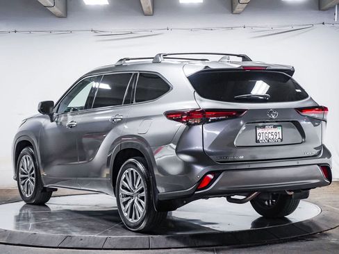 Certified 2025 Toyota Highlander Limited AWD/4WD image 3