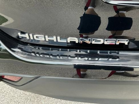 Used 2023 Toyota Highlander LE AWD/4WD image 5