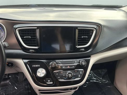 Used 2017 Chrysler Pacifica Touring-L FWD image 11