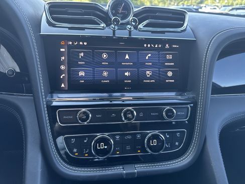 Used 2022 Bentley Bentayga image 22
