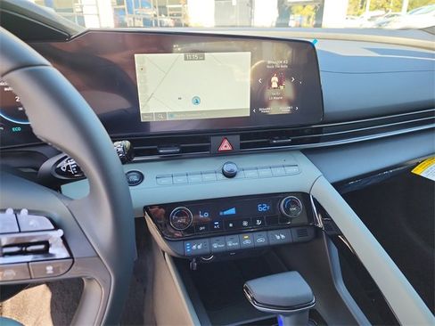 New 2025 Hyundai Elantra Limited image 17
