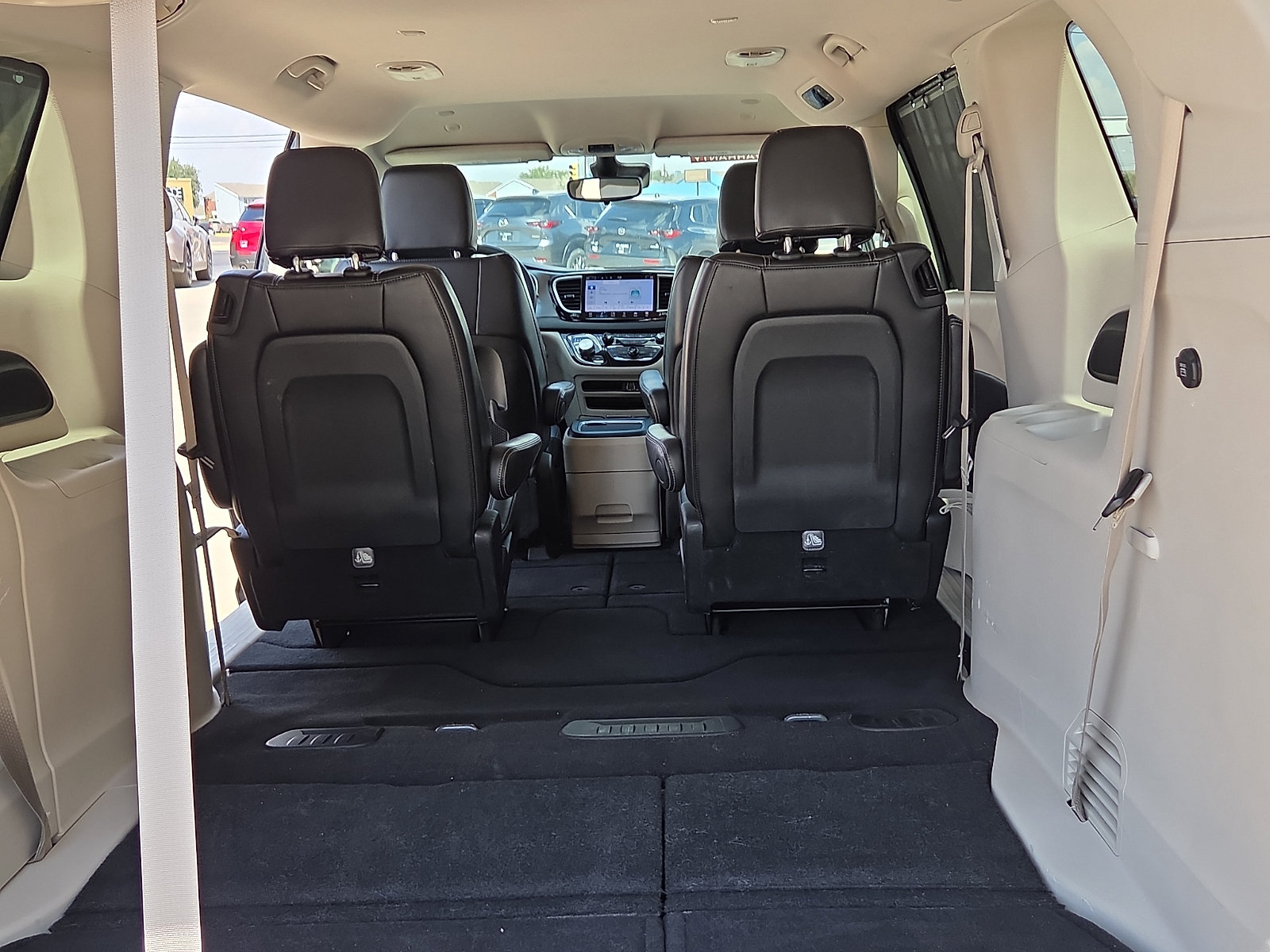 Used 2023 Chrysler Pacifica Touring-L FWD image 8