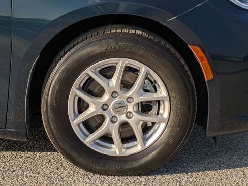 Used 2022 Chrysler Pacifica Touring-L image 11