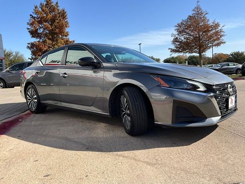 Used 2025 Nissan Altima 2.5 SV image 5