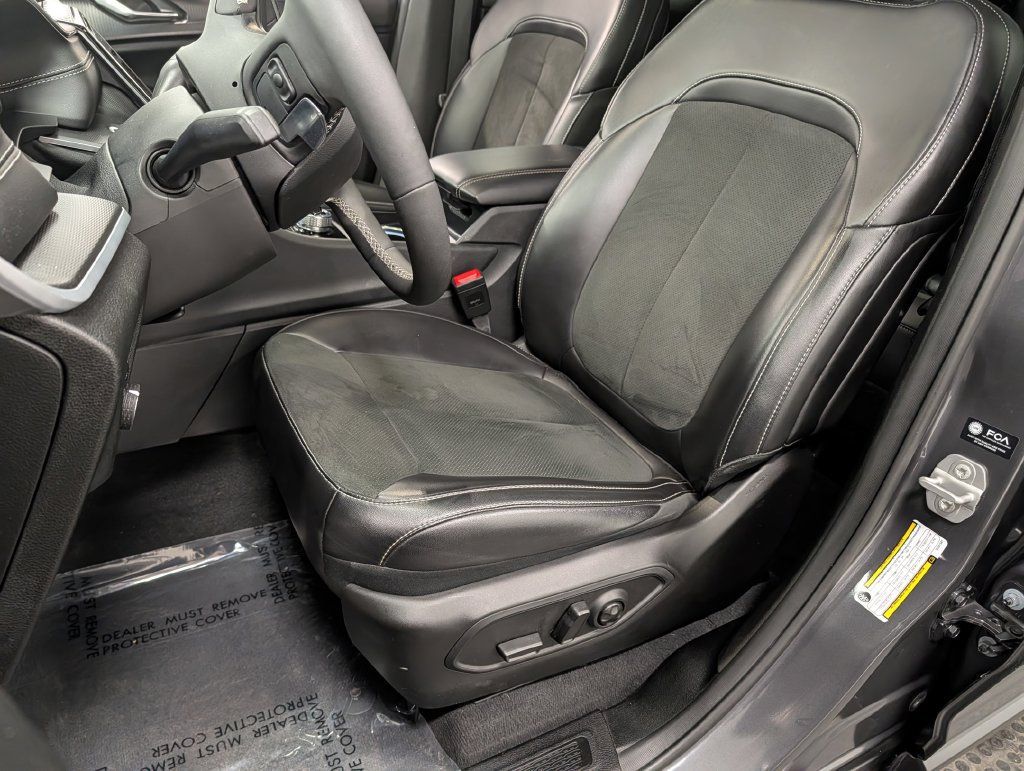Used 2025 Jeep Grand Cherokee Altitude AWD/4WD image 12
