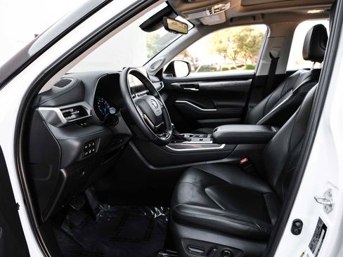 Used 2021 Toyota Highlander Platinum image 4