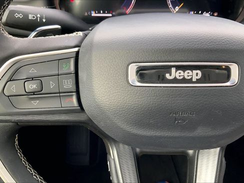 Used 2025 Jeep Grand Cherokee Altitude AWD/4WD image 24
