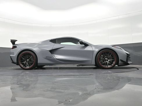 Used 2024 Chevrolet Corvette Z06 w/ Z07 Performance Package RWD image 29