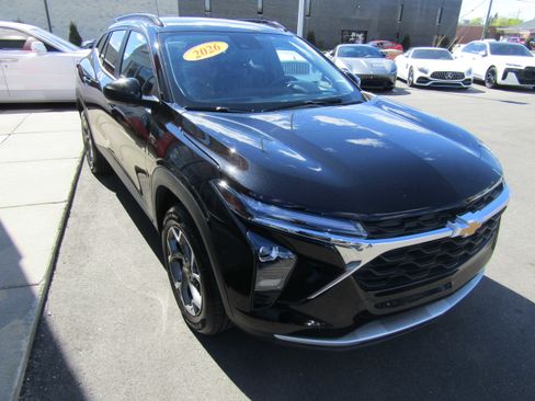 Used 2026 Chevrolet Trax LT FWD image 4