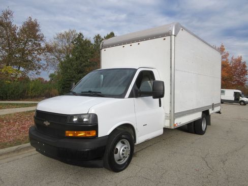 Used 2018 Chevrolet Express 3500 w/ Driver Convenience Package image 39