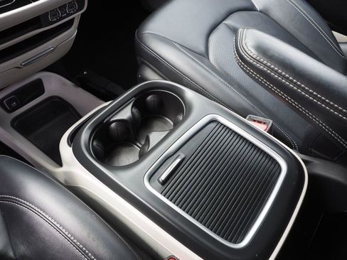 Used 2024 Chrysler Pacifica Touring-L FWD image 23