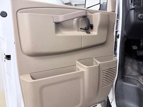 Used 2017 GMC Savana 2500 RWD image 8