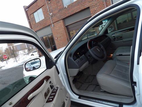 Used 2009 Lincoln Town Car Signature Limited image 10