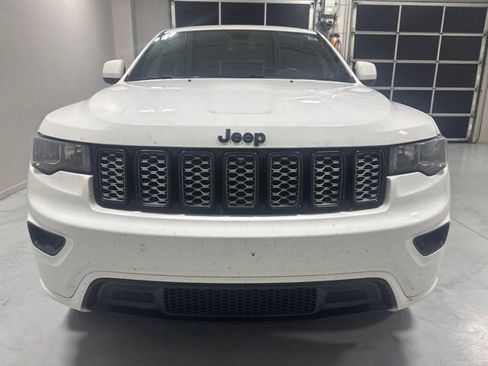 Used 2020 Jeep Grand Cherokee Altitude RWD image 3