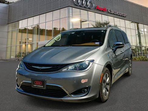 Used 2019 Chrysler Pacifica Limited w/ Advanced Safetytec Group FWD image 1