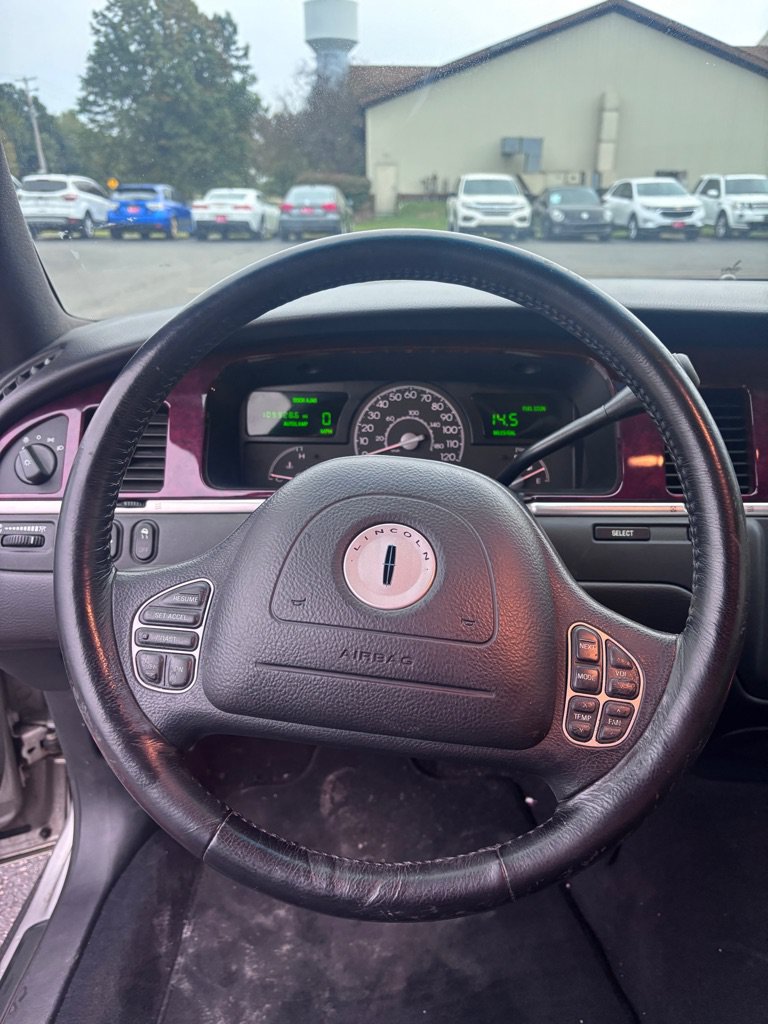 Used 2004 Lincoln Town Car Executive RWD image 16
