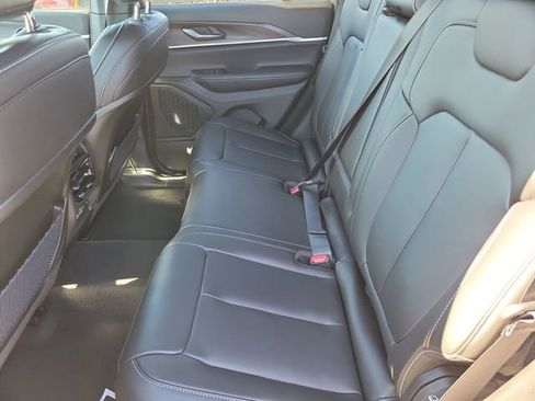 Used 2025 Jeep Grand Cherokee Limited AWD/4WD image 11