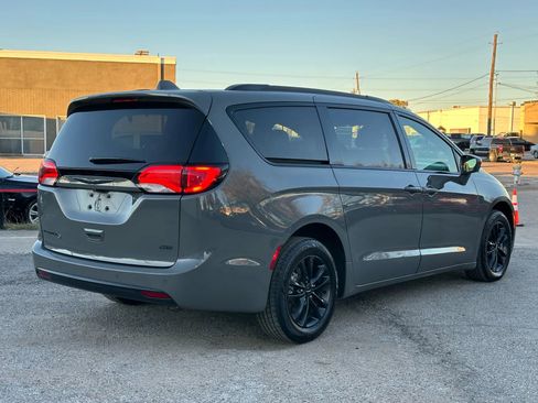 Used 2020 Chrysler Pacifica Touring-L w/ Advanced Safetytec Group image 7