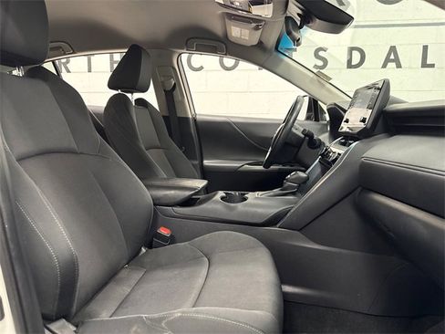 Used 2021 Toyota Venza LE image 8